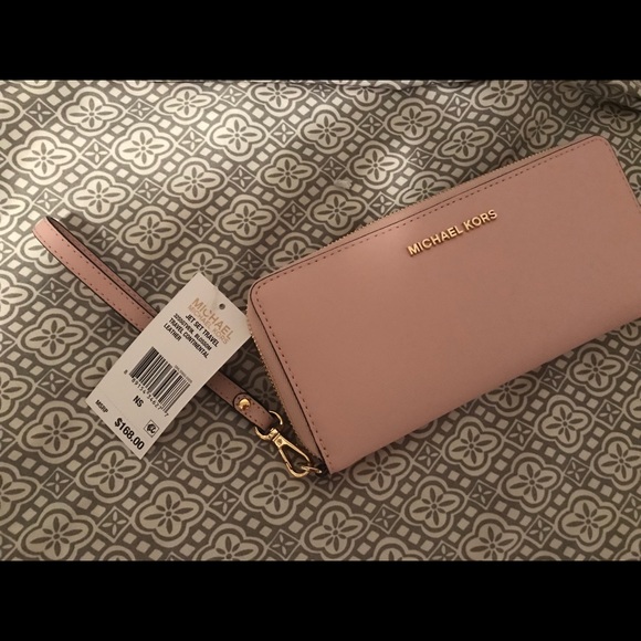 Michael Kors Handbags - Michael Kors Waller JetSet Travel Light Pink